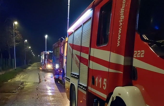 Copertina per Cortocircuito su una linea elettrica a Cormons, vigili del fuoco bloccano l'incendio